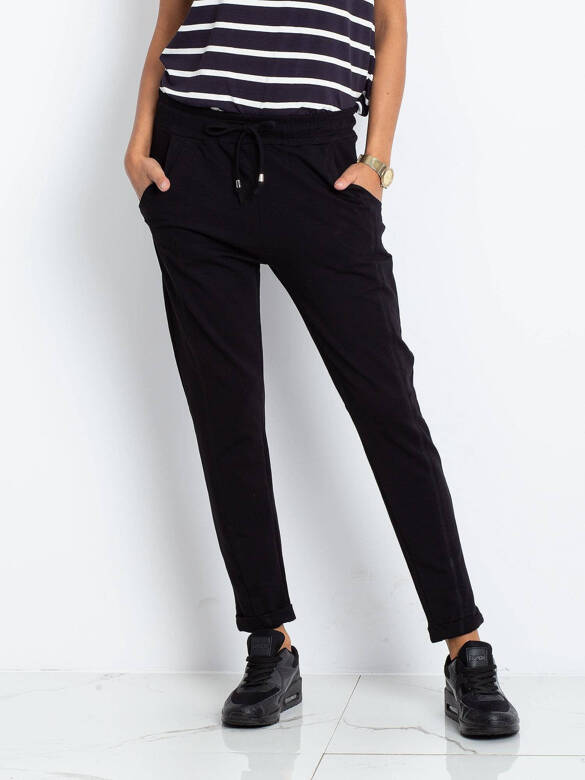 Czarne wygodne spodnie dresowe z kieszeniami, przeszyciami i ściągaczem