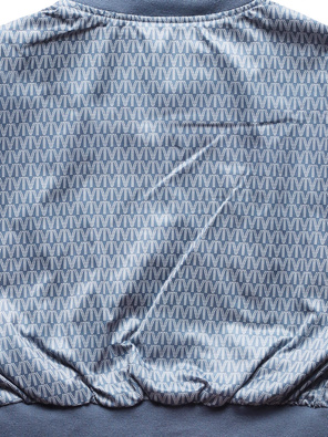 Niebieska krótka kurtka bomberka we wzorki