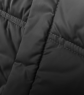 Czarna trapezowa kurteczka zimowa z kapturem szachownica