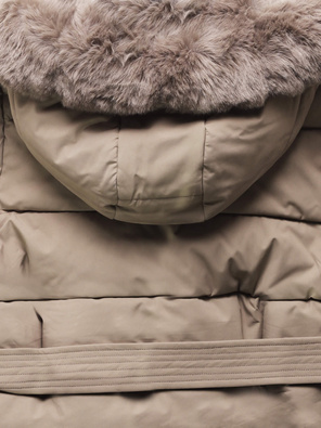 Beżowa damska kurtka z genialnym futrzanym kapturem  