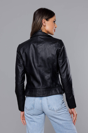 Czarna kurtka ekoskóra ramoneska zapinana na skos z klapami i ozdobnymi przeszyciami