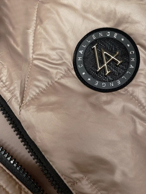 Jasnobeżowy asymetryczny pikowany bezrękawnik kamizelka damska z kapturem