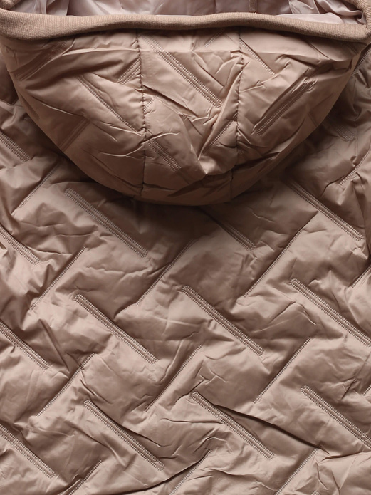 Beżowa damska pikowana przejściowa kurtka z naszywką