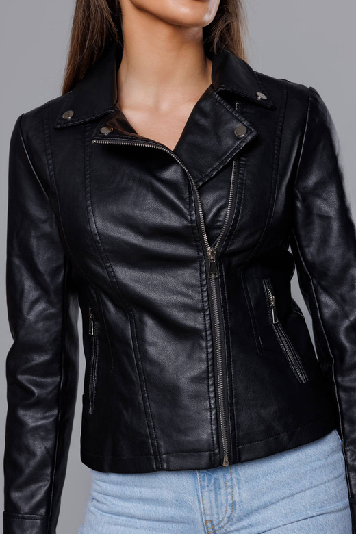 Czarna kurtka gładka ekoskóra ramoneska zapinana na skos z klapami prosty krój