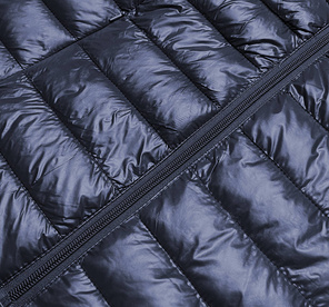 Ciemnogranatowa lekko błyszcząca kurtka pikowana ze stójką