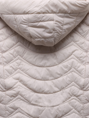 Ecru twarzowa pikowana przejściowa kurtka z kapturem