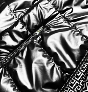 Czarna dwustronna przejściowa kurtka damska z kapturem geometryczne wzory