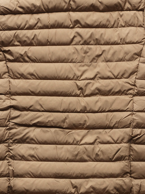 Karmelowa lekka przejściowa pikowana kurtka damska ze stójką