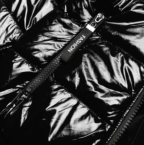 Czarna błyszcząca kurtka ze ściągaczem