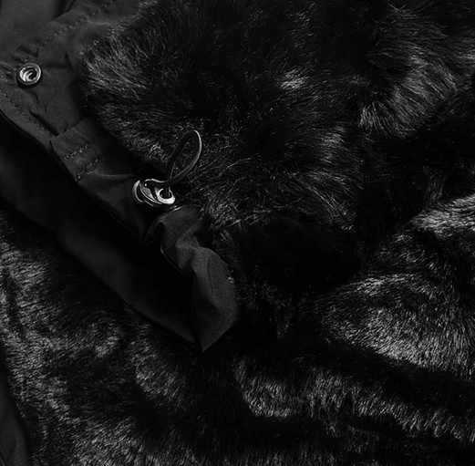 Czarny zimowy płaszcz na futerku