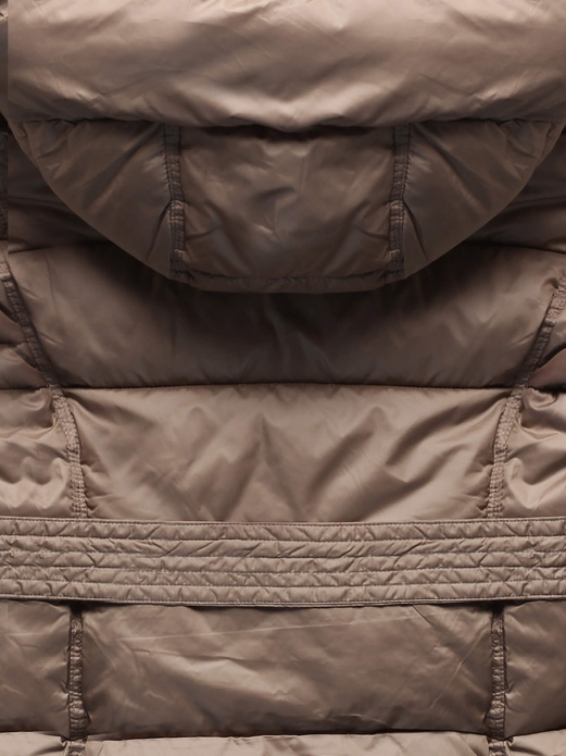 Brązowa zimowa damska kurtka pikowana z paskiem