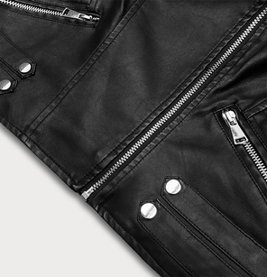 Czarna ekoskóra kurtka ramoneska zapinana na skos z klapami i ozdobnymi przeszyciami