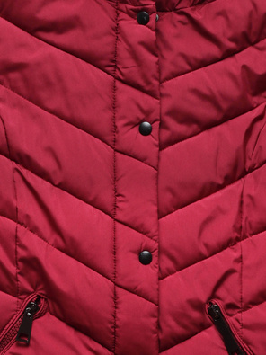 Bordowa długa wyszczuplająca pikowana kurtka w jodełkę z kapturem