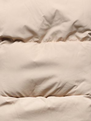 Beżowy puchowy ciepły bezrękawnik na suwak ze stójką kamizelka