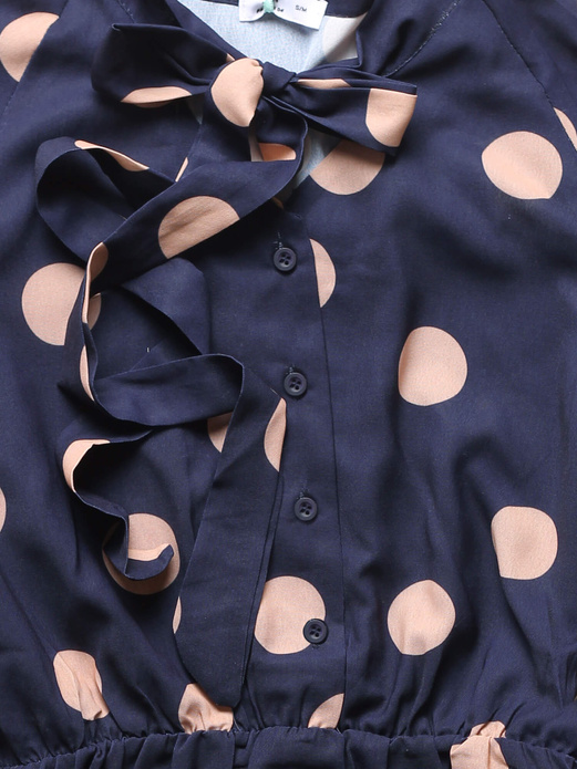 Granatowa elegancka sukienka wiązana na dekolcie zapinana na guziki