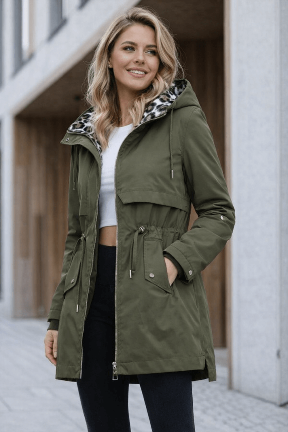 Damska śliczna kurtka przejściowa z panterką w kapturze khaki netmoda