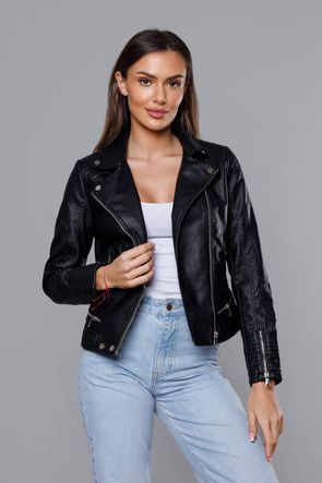 Czarna kurtka ekoskóra ramoneska zapinana na skos z klapami i ozdobnymi przeszyciami