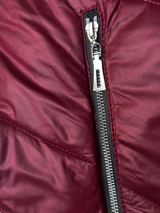 Bordowa przejściowa pikowana w karo kurtka damska z motywem kwiatowym plus size