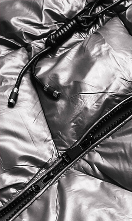 Srebrny stylowy błyszczący pikowany bezrękawnik damski z kapturem