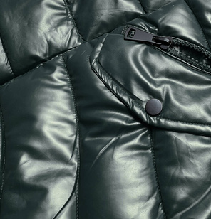 Ciemnozielona puchowa błyszcząca kurtka zimowa z kapturem 