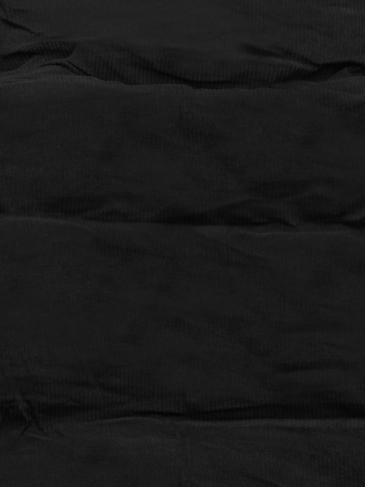 Czarna sztruksowa krótka pikowana zimowa kurtka z kołnierzem na futerku zapinana na suwak