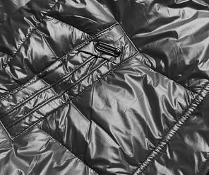 Czarna krótka pikowana kurtka zimowa