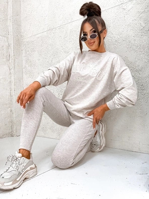 Szary genialny komplet sportowy z prążkowanymi legginsami