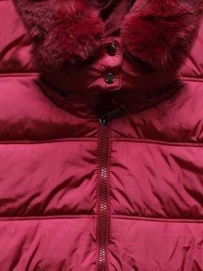 Bordowa zimowa pikowana ocieplana kurtka płaszczyk z kapturem i futerkiem