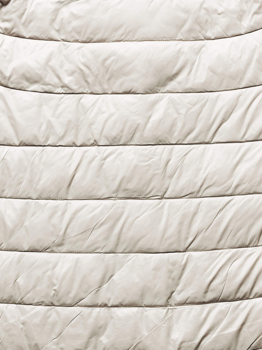 Ecru trapezowa pikowana wiosenna kurtka na zatrzaski