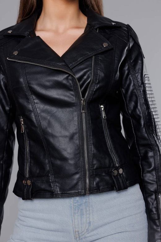 Czarna kurtka ekoskóra ramoneska zapinana na skos z klapami i suwakami