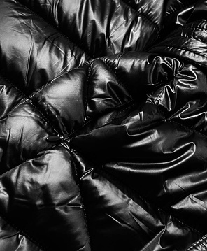 Czarny cudowny długi płaszcz kurtka pikowana z kapturem