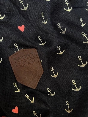 Granatowa bluza damska z genialnym kołnierzem cała w kotwiczki