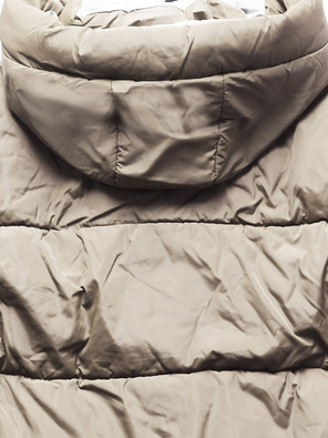 Jasnobeżowa zimowa krótka puchowa kurteczka