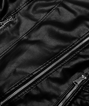 Czarna kurtka ekoskóra ramoneska zapinana na skos z klapami