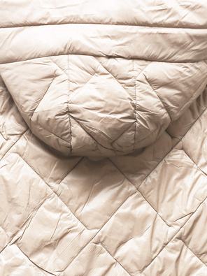 Beżowa trapezowa pikowana przejściowa kurtka z dzianinowymi rękawami 