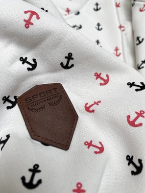 Biała bluza damska ze skośnym suwakiem cała w kotwice