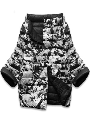 Czarna trapezowa przejściowa kurtka z rękawami 3/4 dwustronna gładka / kwiaty na zatrzaski