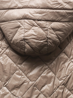 Ciemnobeżowa trapezowa pikowana przejściowa kurtka z dzianinowymi rękawami 