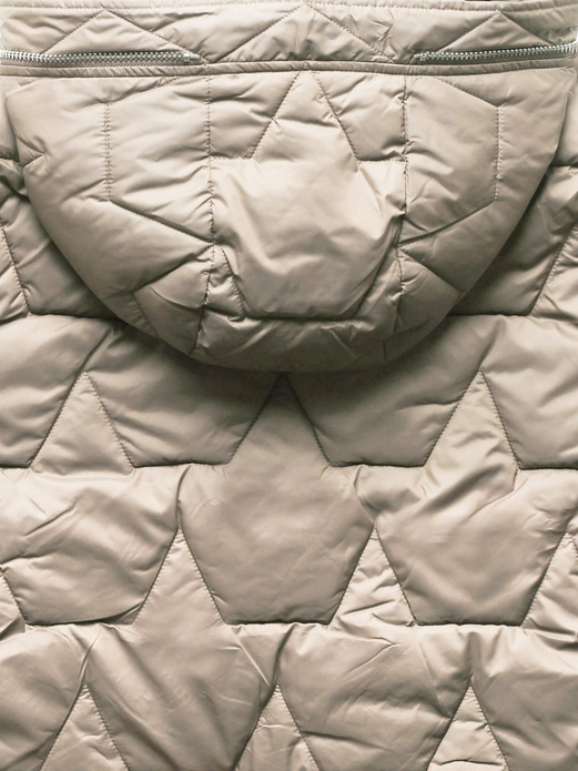 Beżowa pikowana damska kurtka genialnymi ściągaczami