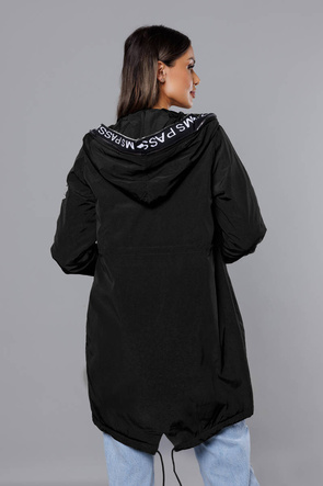 Czarna kurtka z kapturem z lamówką