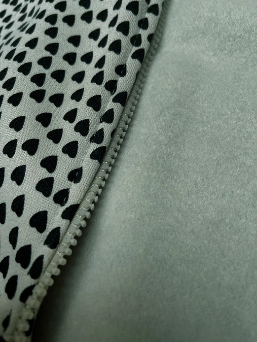 Szarozielona zapinana na suwak damska bluza z kapturem w serduszka