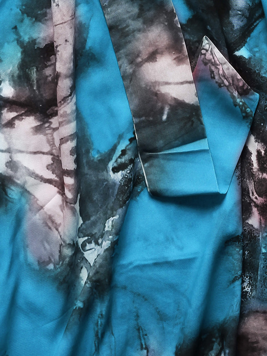 Turkusowa sukienka z długim rękawem zapinana na guziki wiązana w pasie