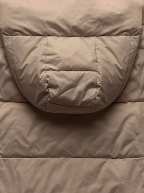 Ciemnobeżowa długa zimowa kurtka damska pikowana z kapturem