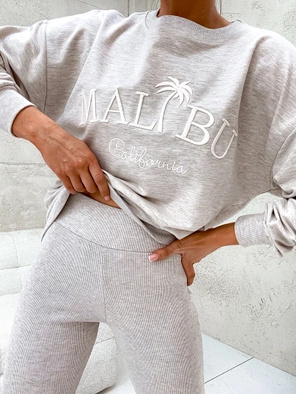 Szary genialny komplet sportowy z prążkowanymi legginsami