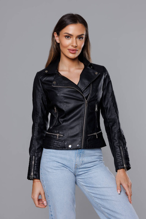 Czarna kurtka ekoskóra ramoneska zapinana na skos z klapami i ozdobnymi przeszyciami