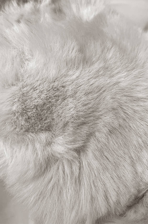 Beżowy długi zimowy płaszczyk z kapturem i paskiem