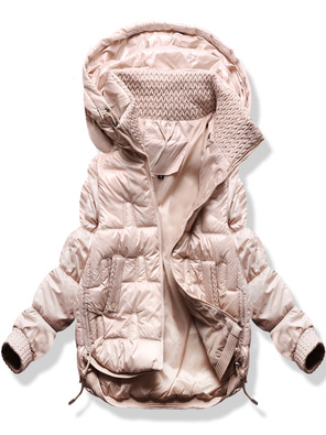 Perłowo różowa damska unikalnie pikowana kurtka ze ściagaczami