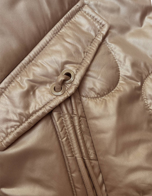 Karmelowa błyszcząca przejściowa pikowana kurtka na suwak