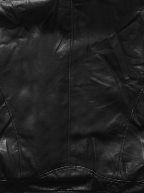 Czarna skórzana damska krótka kurtka na czarnym futerku 