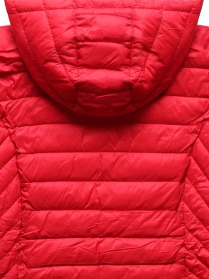 Czerwona modna kurtka pikowana z kapturem